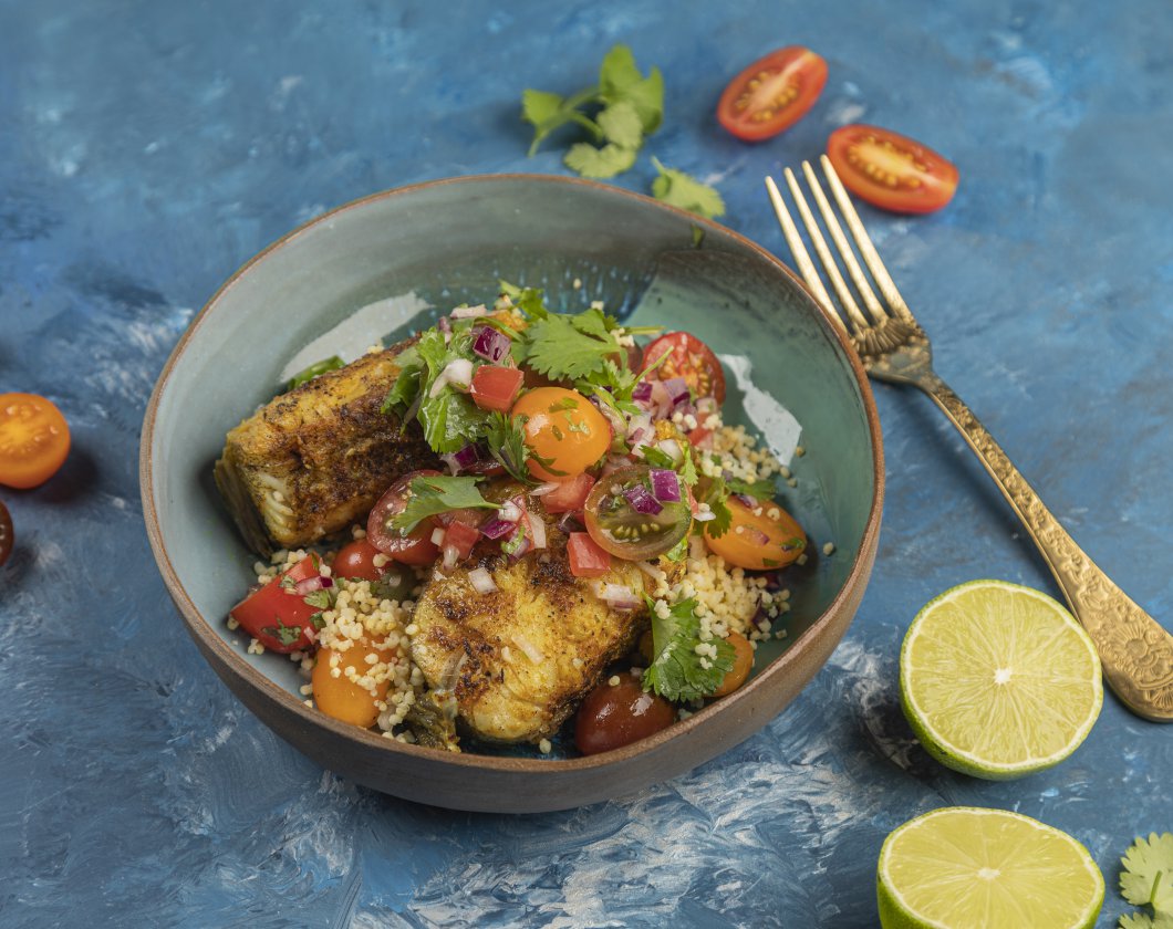 Gegrillte Dorschteile in Curry auf Couscous mit Tomaten und Koriander