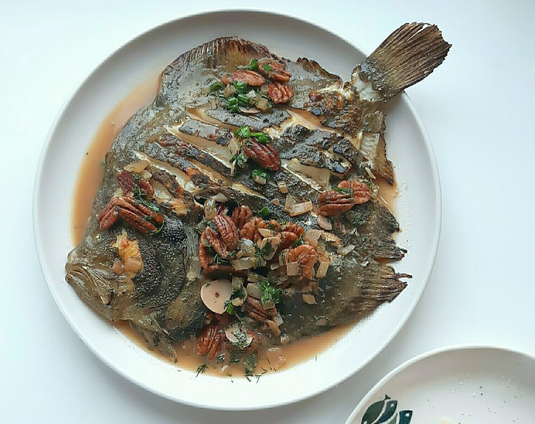 Turbot Bałtycki smażony w sosie własnym z orzechami pekan, cebulą, czosnkiem, dymką i koperkiem