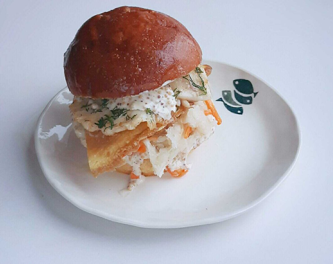 Baltischer Steinbutt mit Dill in einem Butterbrötchen