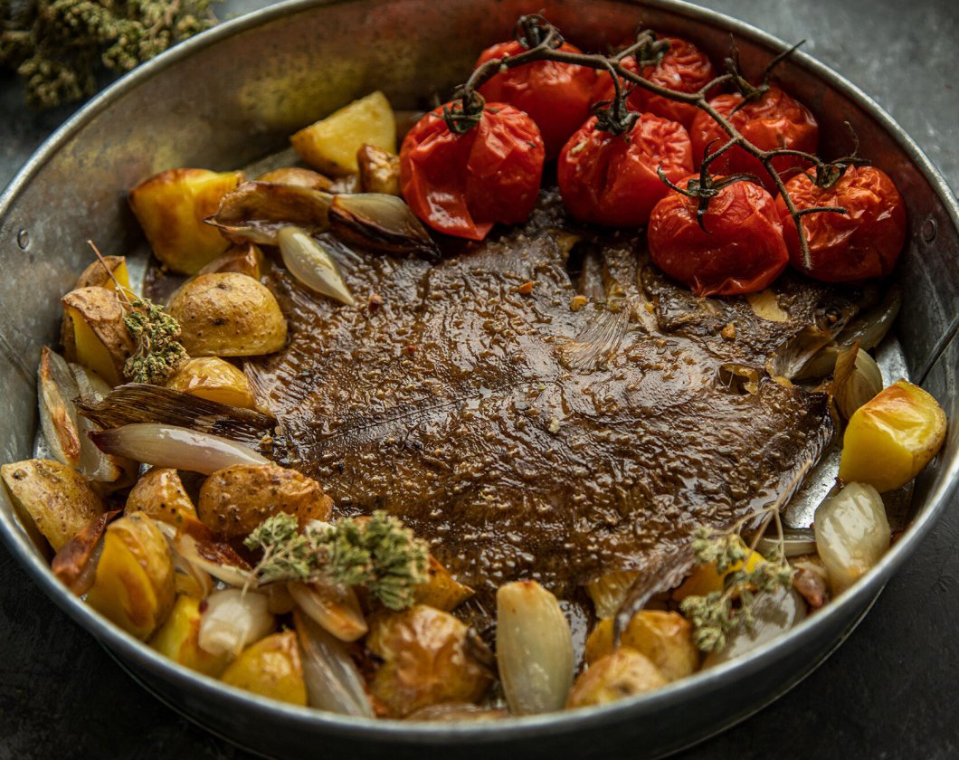 Pieczony turbot z szalotkami i białym winem