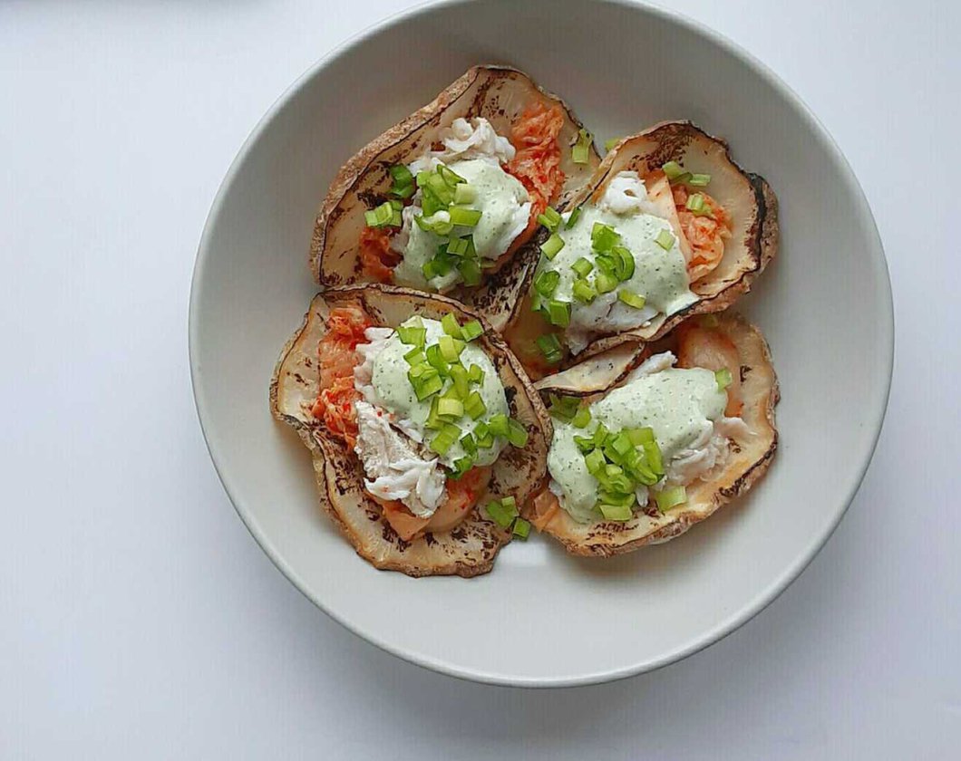 Scholle mit Kimchi auf einem Sellerie-Taco