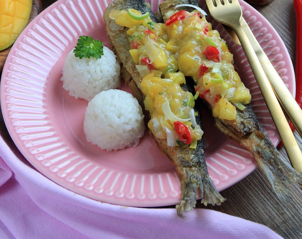Smażony śledź z salsą mango z chili