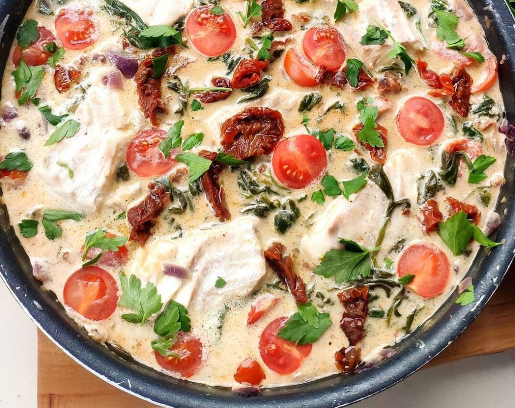 Dorsch in Sahnesauce mit Spinat, sonnengetrockneten Tomaten und Kirschtomaten