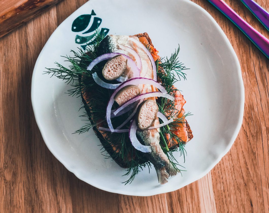 Smørrebrød mit Hering und Kimchi
