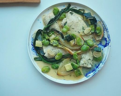 In Wein gedünsteter Ostseesteinbutt mit Saubohnen, Zucchini, gebratenem Schnittlauch und Zuckerzwiebeln