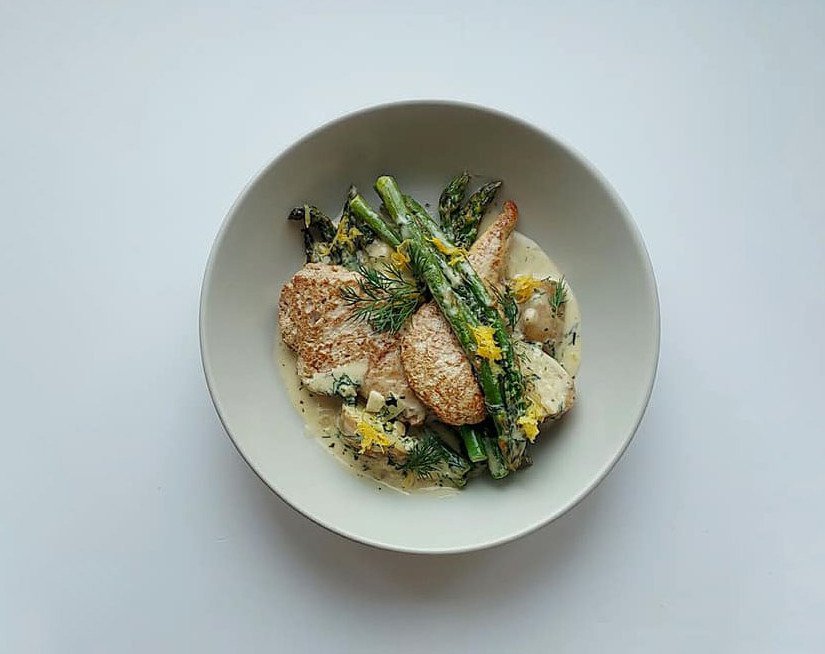 In Butter gebratene Flunder mit gebackenen Spargeln und Kartoffeln in einer Sahnesauce mit Dill, getrocknetem Bärlauch und Meerrettich