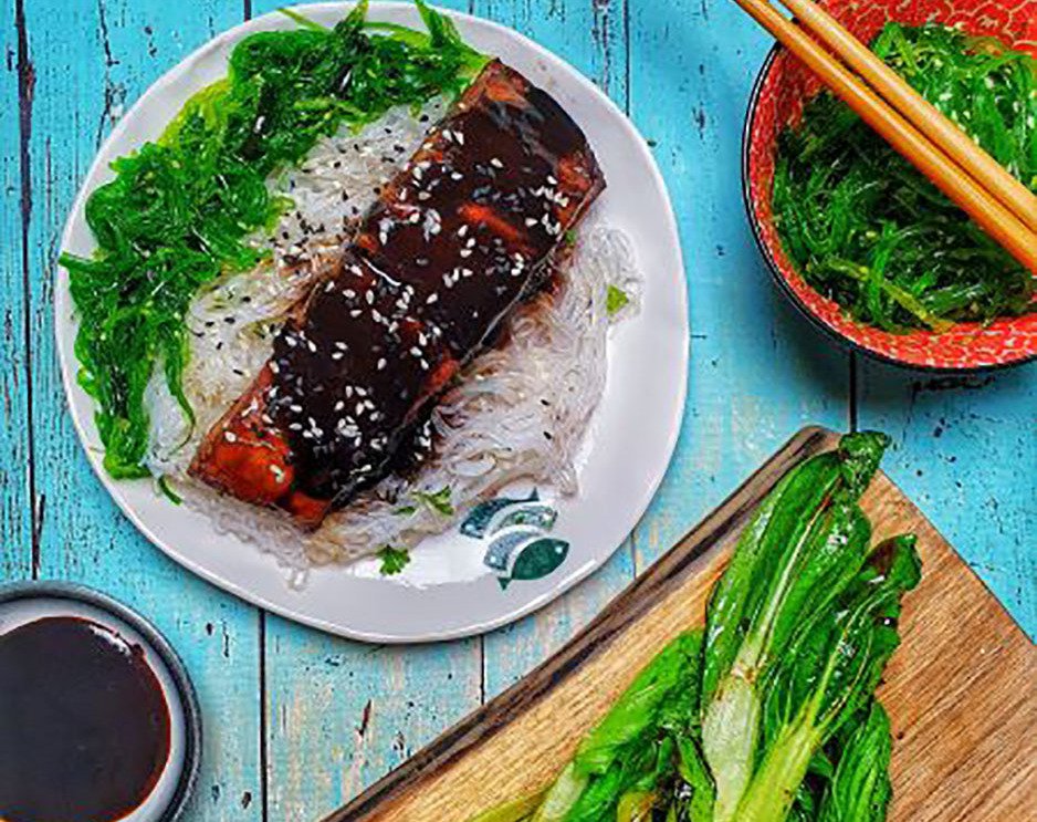Łosoś z makaronem ryżowym, sałatką z glonów wakame i blanszowaną kapustą pak choi