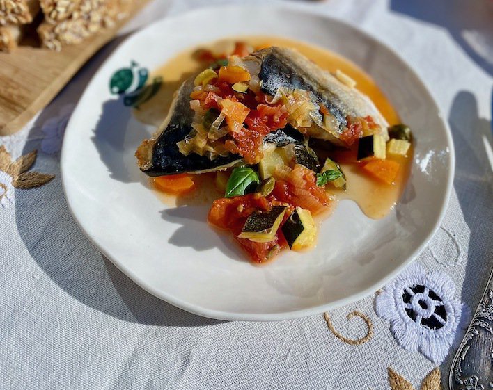 Makrelen in Sauce in Gemüsen