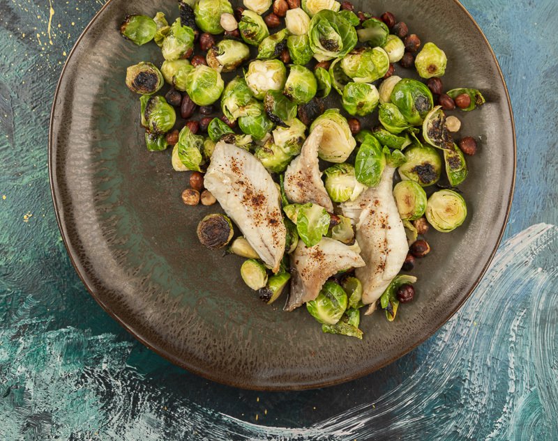 Steinbutt mit Rosenkohl und Haselnüssen