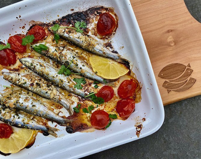 Gebackene Sprotten mit Streuseln aus Mandeln, Semmelbröseln und Parmesan