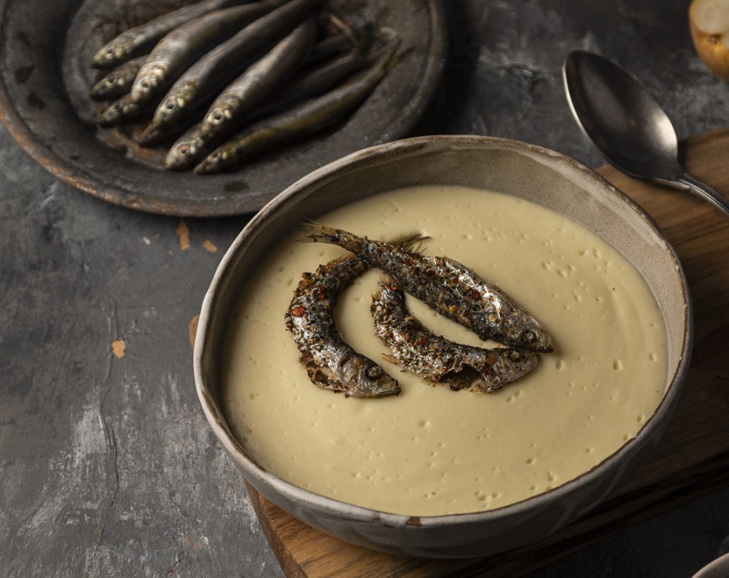 Cremsuppe aus weißen Gemüsen und knusprigen Sprotten