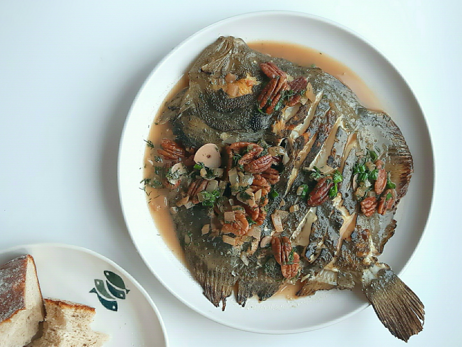 Turbot Bałtycki smażony w sosie własnym z orzechami pekan, cebulą, czosnkiem, dymką i koperkiem