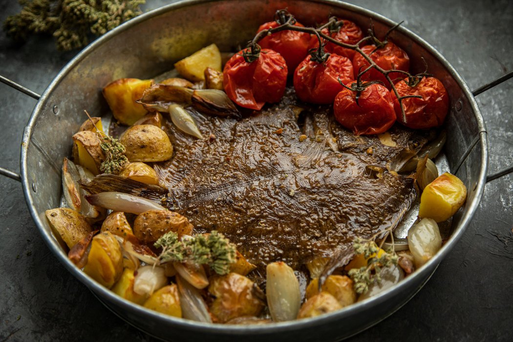 Pieczony turbot z szalotkami i białym winem