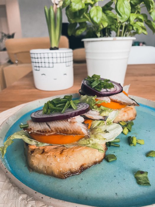 Butterbrote mit gegrillter Ananas und Hering
