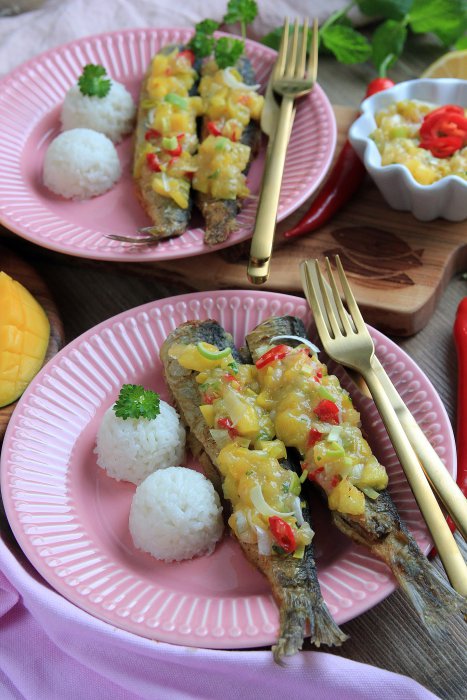 Smażony śledź z salsą mango z chili