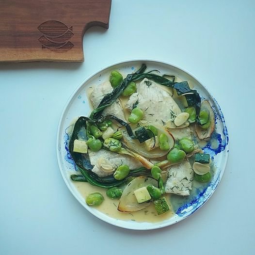 Turbot bałtycki duszony w winie z bobem, cukinią, smażonym szczypiorkiem i cebulą cukrową