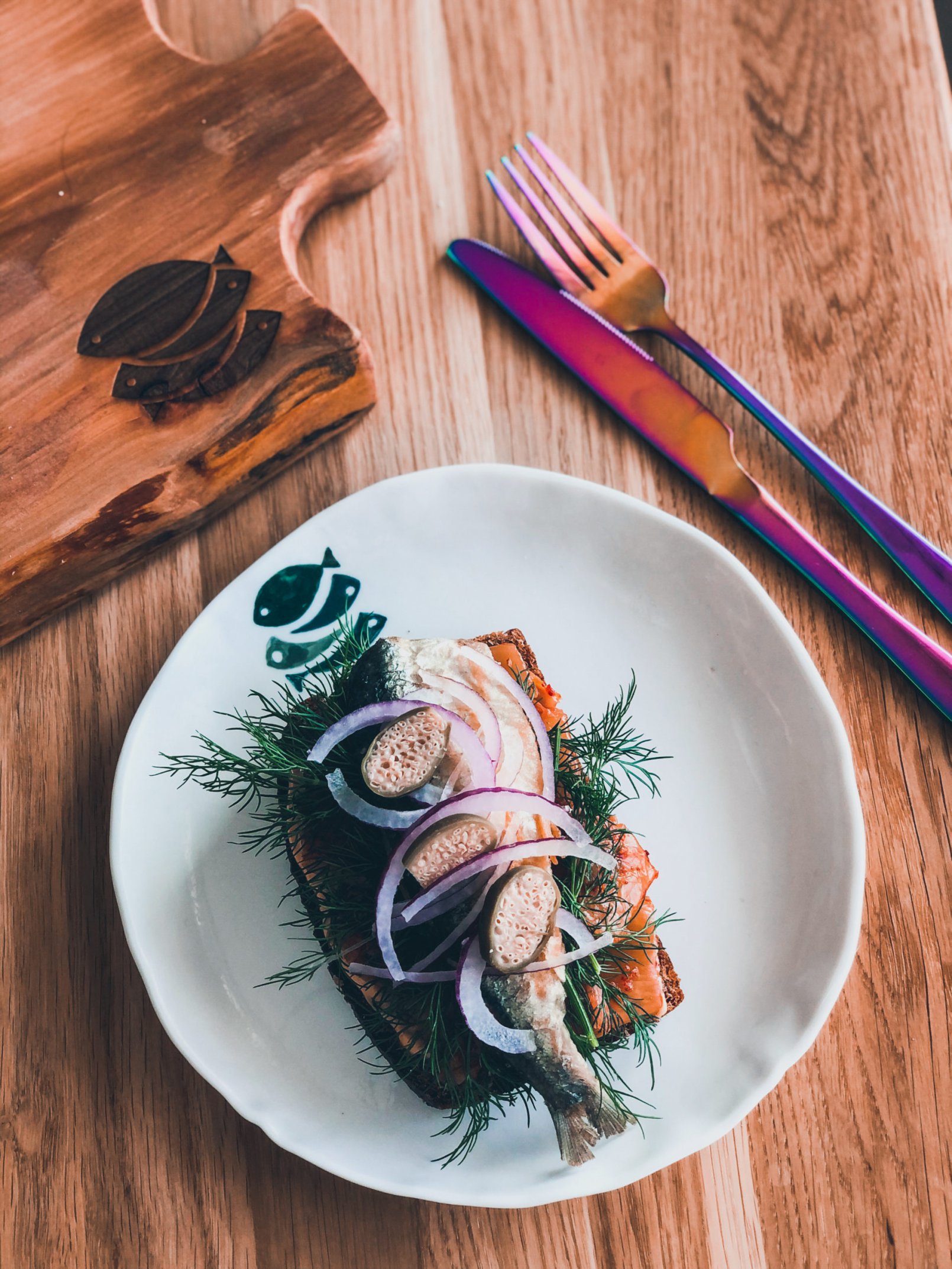 Smørrebrød ze śledziem i kimchi