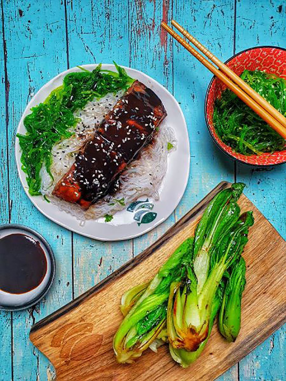 Łosoś z makaronem ryżowym, sałatką z glonów wakame i blanszowaną kapustą pak choi